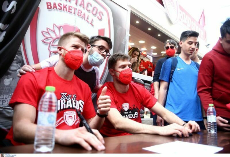 Ο ΣΑΣΑ ΒΕΖΕΝΚΟΦ ΚΑΙ Ο ΤΟΜΑΣ ΓΟΥΟΚΑΠ ΣΤΟ OLYMPIACOS BC STORE