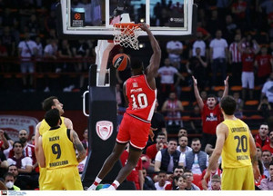 Ολυμπιακός-Μπαρτσελόνα: Dunk show o Φαλ στην α&#039; περίοδο (vid)