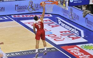 Απίθανο ματς στην Ιταλία, η Αρμάνι 107-106 τη Σάσαρι, κι ο Πέτεγουεϊ... στις μπουνιές τον Γκουντάιτις (video)