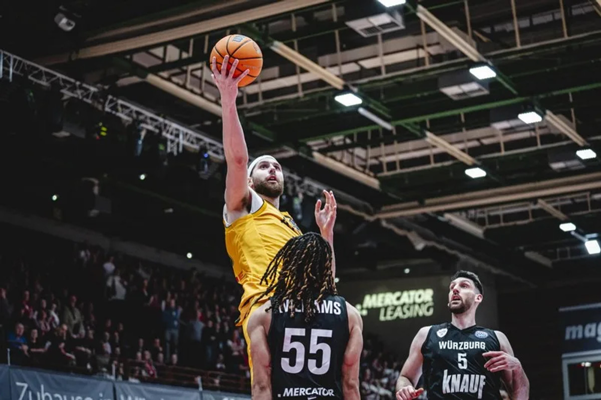 Αγκάλιασε τα προημιτελικά η ΑΕΚ, 77-71 τη Βίρτσμπουργκ!