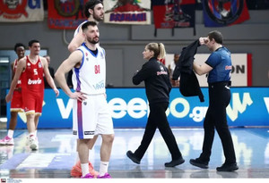 Πανιώνιος-Ολυμπιακός: Στα αποδυτήρια ξανά οι διαιτητές, μερική εκκένωση του γηπέδου (vids)