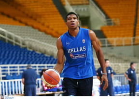 Σκουρτόπουλος στη FIBA: Μαζί μας τον Σεπτέμβριο ο Γιάννης Αντετοκούνμπο!