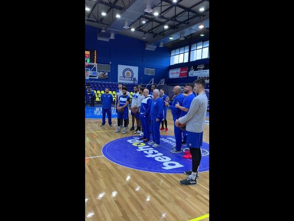 Τα κάλαντα στους παίκτες του Χολαργού είπαν παιδιά της Ακαδημίας! (video)