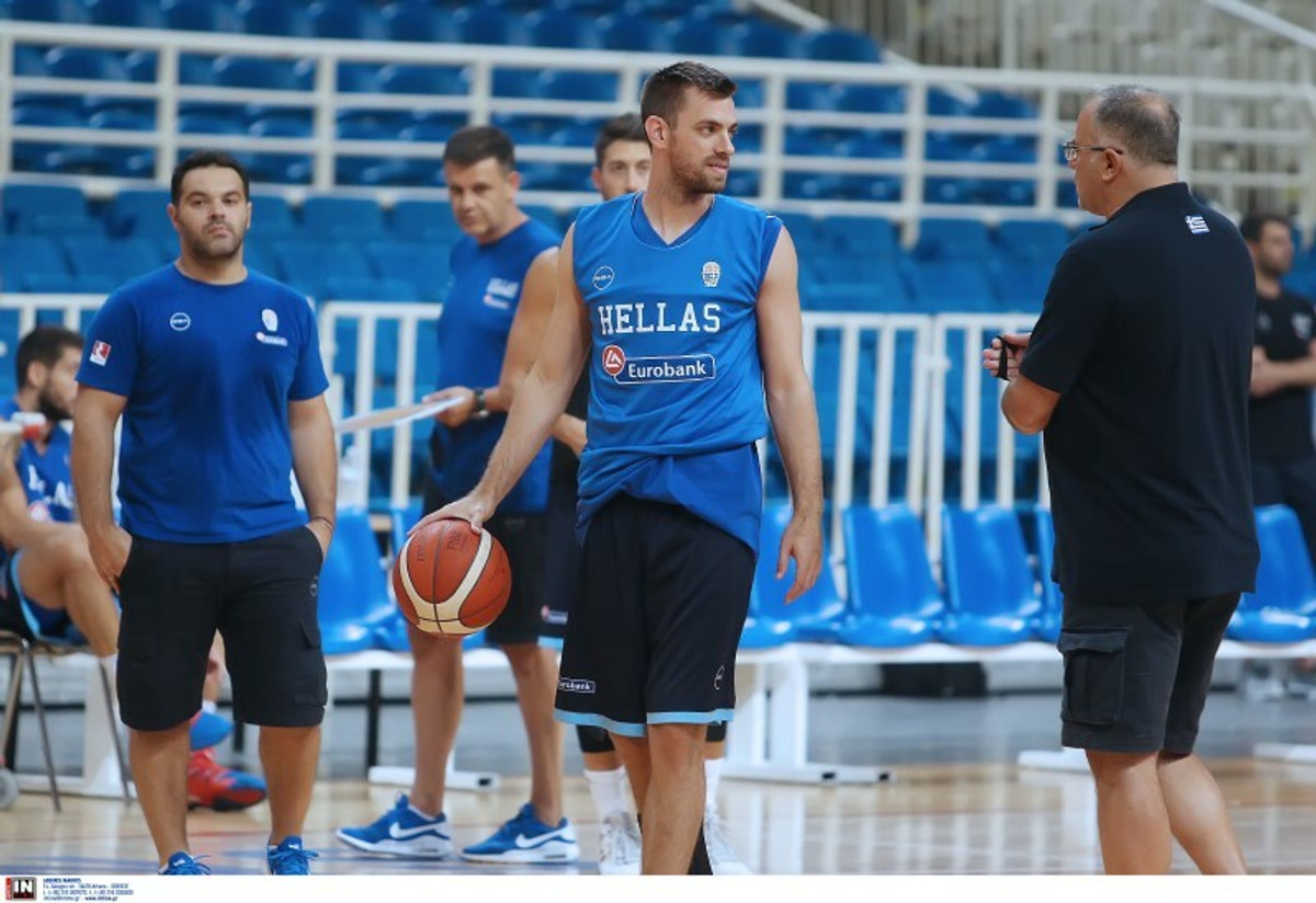 -Βαγγέλης Μάντζαρης; -Παρών κόουτς!