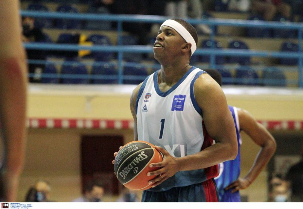 Μεσολόγγι-Λάρισα: Το buzzer του Γκότσερ από το κέντρο (video)