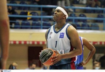 Μεσολόγγι-Λάρισα: Το buzzer του Γκότσερ από το κέντρο (video)