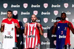 Ολυμπιακός - bwin: Παρουσίασαν τις νέες φανέλες και για πρώτη φορά, μπλε εμφάνιση (gallery)