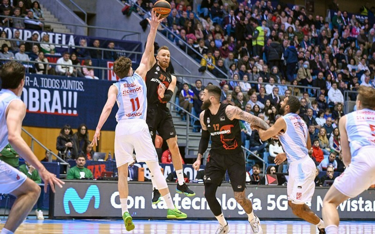 Μόνη στην κορυφή η Ρεάλ, 84-78 την Ομπραντόιρο (vid)
