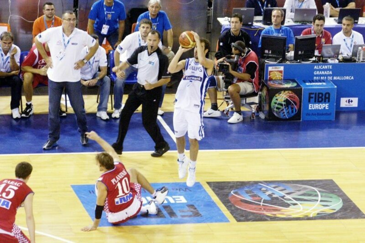 Με νικητήριο buzzer-beater και λάθος ηλικία οι ευχές της FIBA στον Σπανούλη! (vid)
