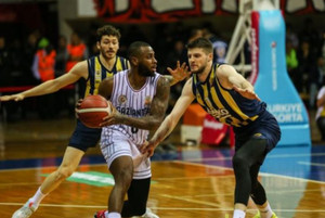 Με ανατροπή 76-68 την Γκαζιαντέπ, η αήττητη Φενέρ του Ιτούδη