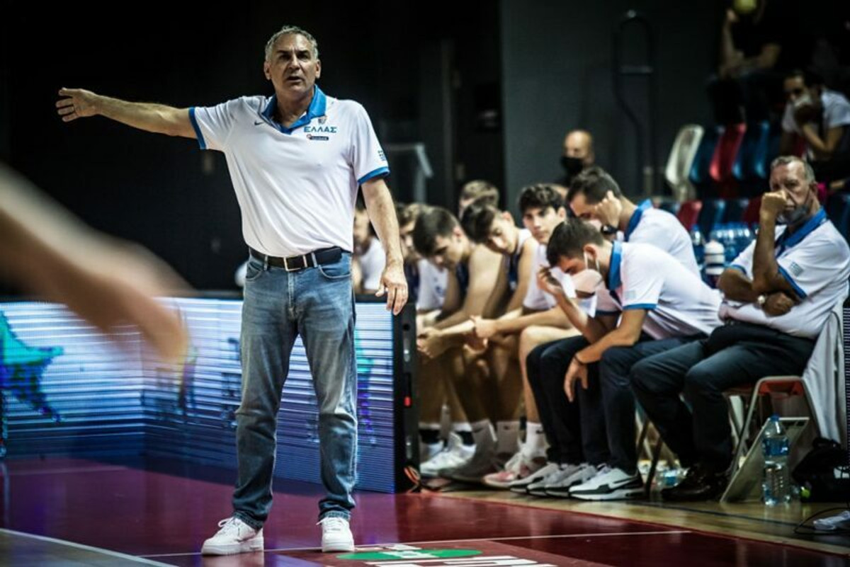 Βλασσόπουλος: &quot;Σημαντικό να επιστρέψουν τα παιδιά στο γήπεδο&quot;