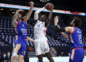 Ρεάλ Μαδρίτης-Εφές 82-76: Με τρία ρεκόρ Γκαρούμπα το 2-2! (pics)