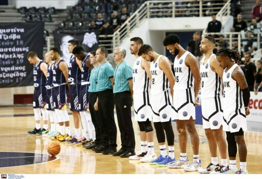 ΠΑΟΚ-Ντιζόν: Στεφάνι και λουλούδια στη μνήμη των θυμάτων των Τεμπών