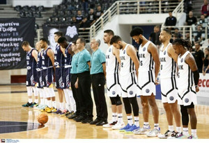 ΠΑΟΚ-Ντιζόν: Στεφάνι και λουλούδια στη μνήμη των θυμάτων των Τεμπών