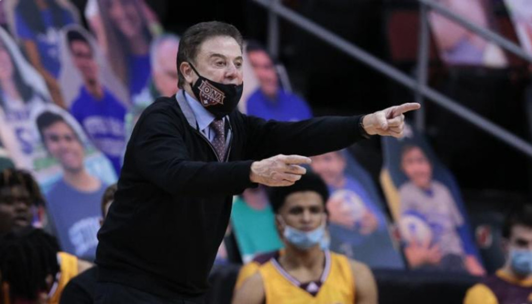 Ήττα για τον Ρικ Πιτίνο στην επιστροφή του στο NCAA