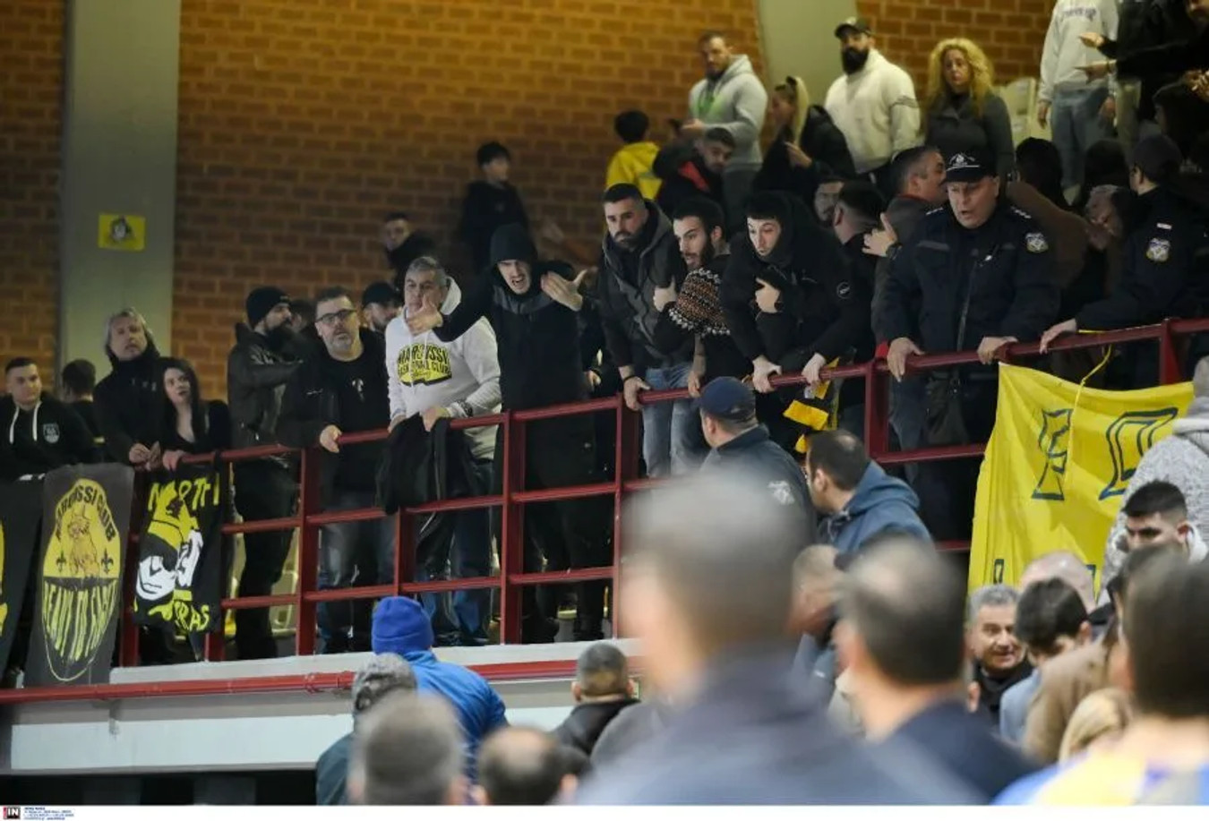 Λαύριο-Μαρούσι: Επεισόδια, διακοπή και εκκένωση του γηπέδου! (vids)