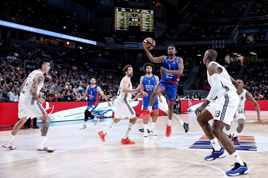 Μεγάλη νίκη η Εφές, 74-64 τη Ρεάλ στη Μαδρίτη - Αποχώρησε τραυματίας ο Μπομπουά