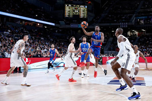 Μεγάλη νίκη η Εφές, 74-64 τη Ρεάλ στη Μαδρίτη - Αποχώρησε τραυματίας ο Μπομπουά