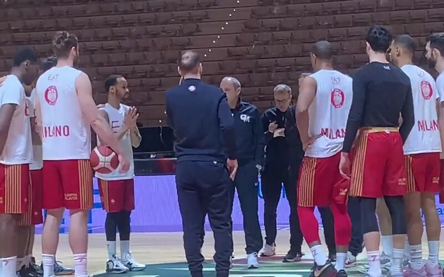 Αρμάνι Μιλάνο: Η ανάρτηση για την τραγωδία των Τεμπών με την ελληνική σημαία (pic)