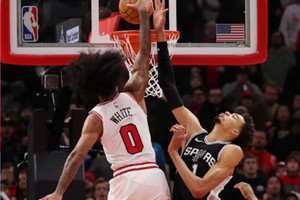 NBA Top-10: Ο Κόμπι Γουάιτ έκανε πόστερ τον Γουεμπανιάμα! (vid)