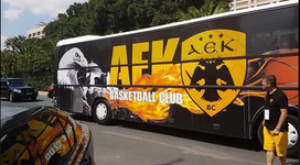 Κλέβει την παράσταση στη Λευκωσία το... πούλμαν της ΑΕΚ (pics)