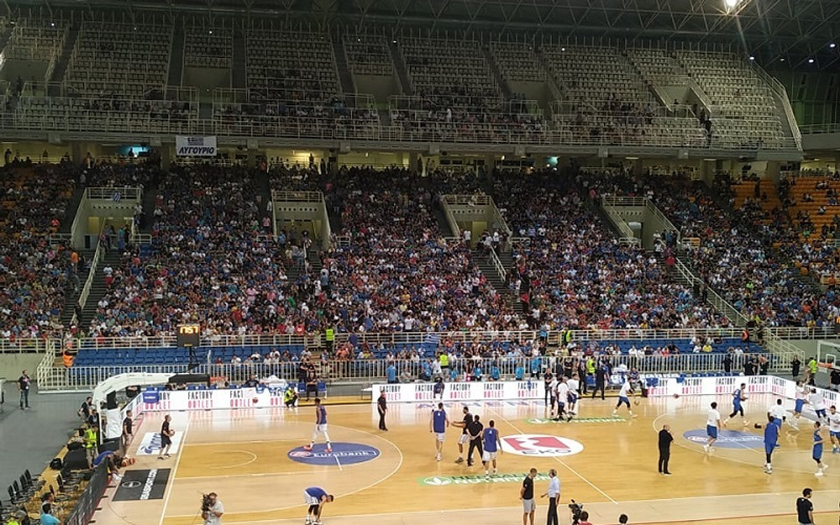 Η αποθέωση της Εθνικής στην είσοδό της στο παρκέ του ΟΑΚΑ (vids)