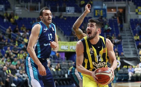 Με σκληρή άμυνα πέρασε στους &quot;4&quot; η Φενέρμπαχτσε την Τουρκ Τέλεκομ