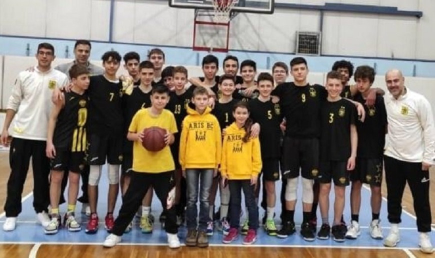 Άρης: Οι παμπαίδες αγκάλιασαν τα προσφυγόπουλα Ανδρέ και Αλίσσα! (pics)