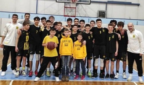 Άρης: Οι παμπαίδες αγκάλιασαν τα προσφυγόπουλα Ανδρέ και Αλίσσα! (pics)