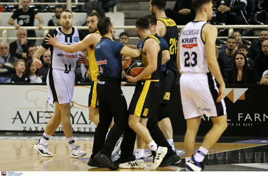 ΠΑΟΚ-ΑΕΚ: Άγριο ξύλο στα αποδυτήρια ανάμεσα σε Σχίζα και Τσαμπή!
