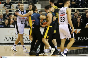 ΠΑΟΚ-ΑΕΚ: Άγριο ξύλο στα αποδυτήρια ανάμεσα σε Σχίζα και Τσαμπή!