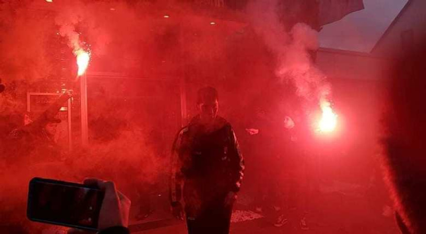 ΑΕΚ: Με καπνογόνα στο ξενοδοχείο πριν από το τζάμπολ στη Βόννη (pics)