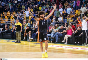 Το απίθανο τρίποντο του Χέιλ που έστειλε τον αγώνα στην παράταση (vid)