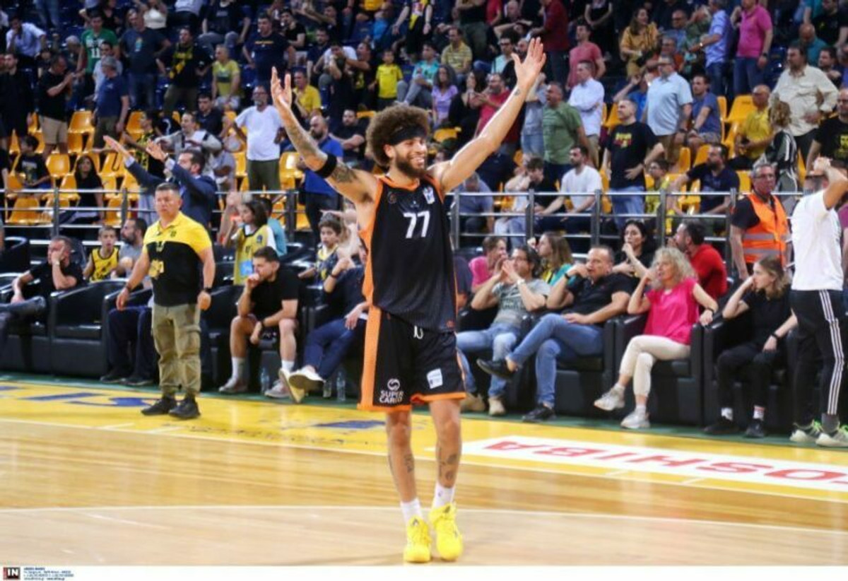 Το απίθανο τρίποντο του Χέιλ που έστειλε τον αγώνα στην παράταση (vid)