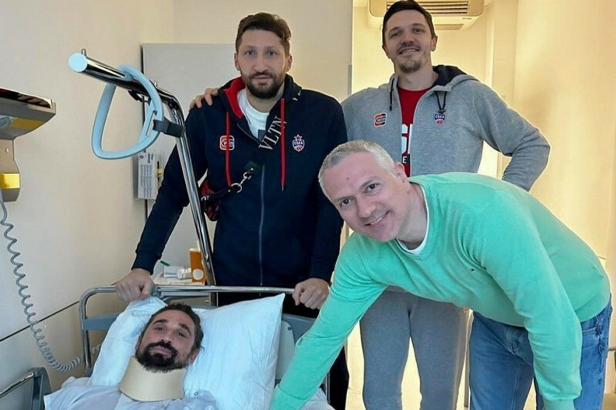 Σβεντ: Επίσκεψη από τους συμπαίκτες του στο νοσοκομείο (pics)