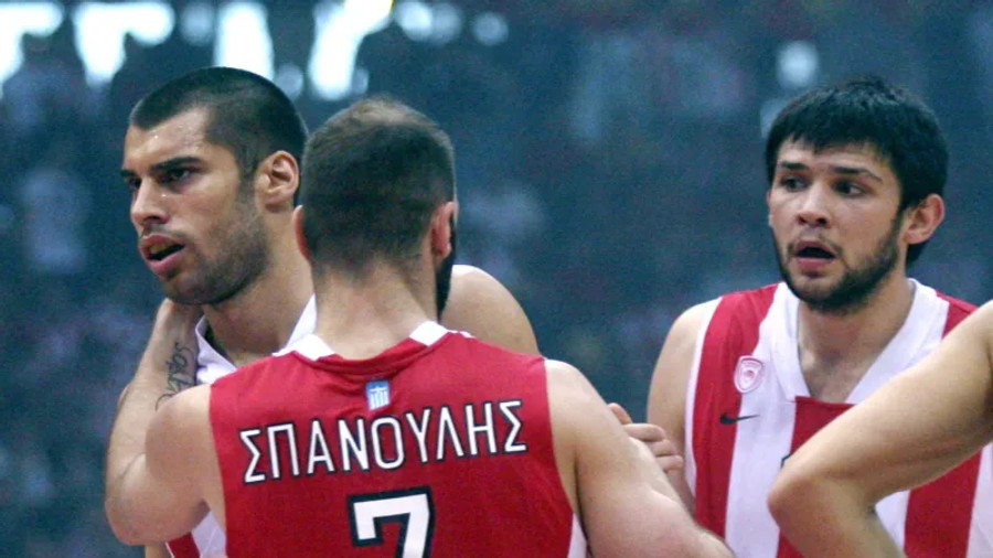 Ολυμπιακός: Οι αρχηγοί αποθεώνουν τον Παπανικολάου για το ρεκόρ του