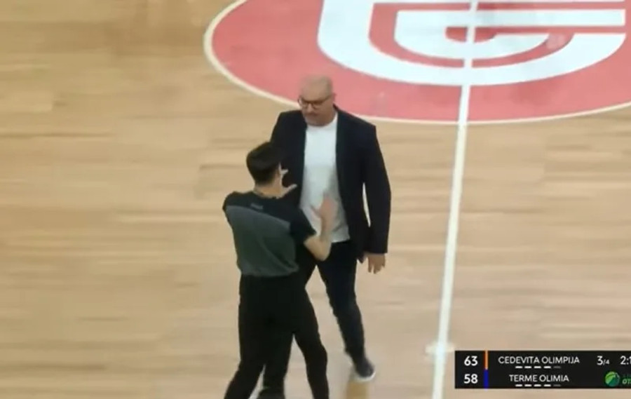 Ξέφυγε ο Μίτροβιτς και κινήθηκε κατά διαιτητή στη Σλοβενία (video)