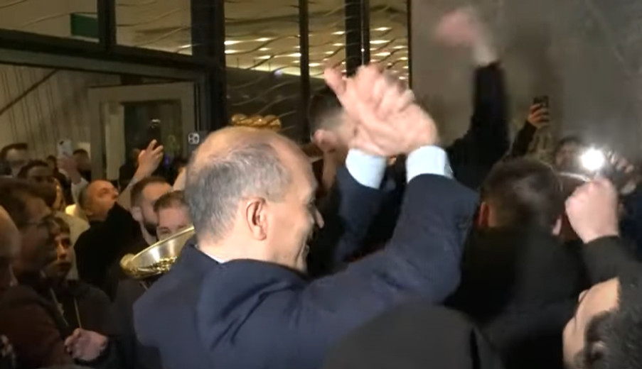 Ολυμπιακός: Η αποθέωση Μπαρτζώκα - προέδρων στο ξενοδοχείο