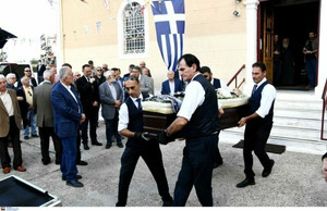 Πλήθος κόσμου στην κηδεία του Βασίλη Γεωργίου στην Πάτρα (pics)