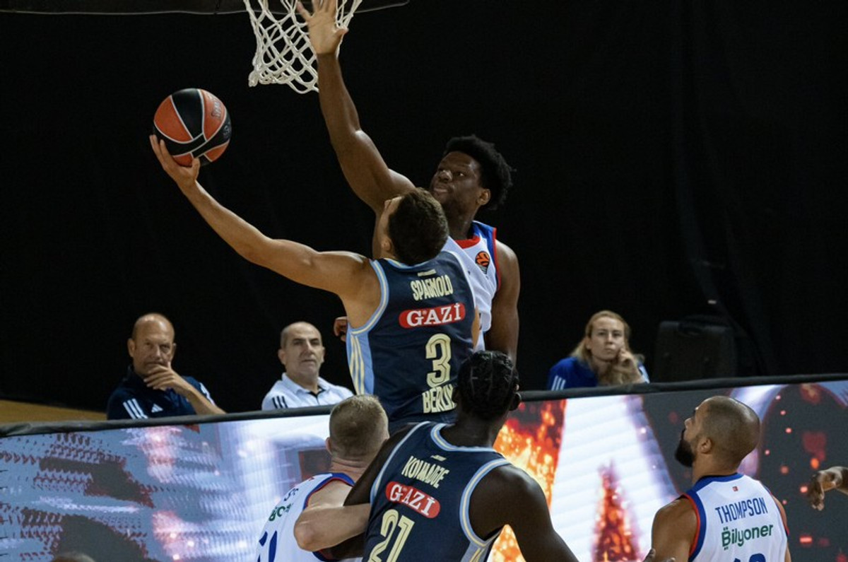 Εφές: Νίκη 79-64 επί της Άλμπα για το Gloria Cup