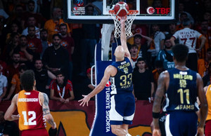 Με Καλάθη η Φενέρμπαχτσε 74-62 τη Γαλατάσαραϊ (video)