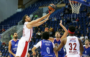 Ήττα για Ολυμπιακό, 70-78 από την Εφές στη Μόσχα