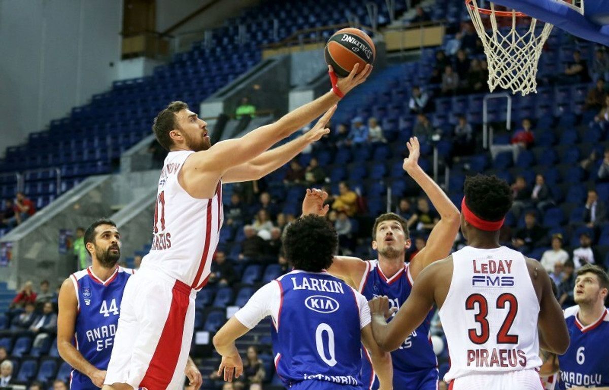 Ήττα για Ολυμπιακό, 70-78 από την Εφές στη Μόσχα