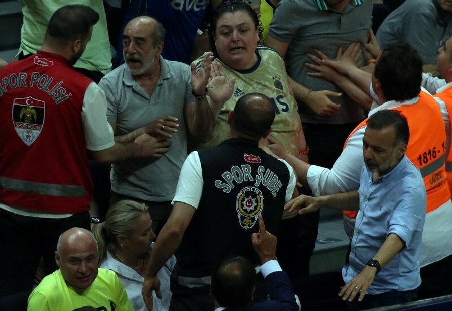 Φενέρμπαχτσε-Εφές: Διάλογο με την εξέδρα ο Αταμάν, αποβλήθηκε φίλαθλος (vids)