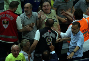 Φενέρμπαχτσε-Εφές: Διάλογο με την εξέδρα ο Αταμάν, αποβλήθηκε φίλαθλος (vids)