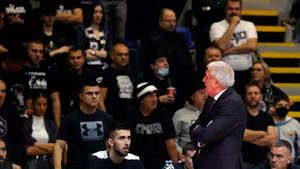 Ομπράντοβιτς: Αντέδρασε σε σύνθημα για τον πρόεδρο του Ερυθρού Αστέρα! (video)