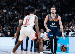 Το απίθανο τρίποντο και φάουλ του Ντε Κολό πίσω από το κέντρο! (vid)