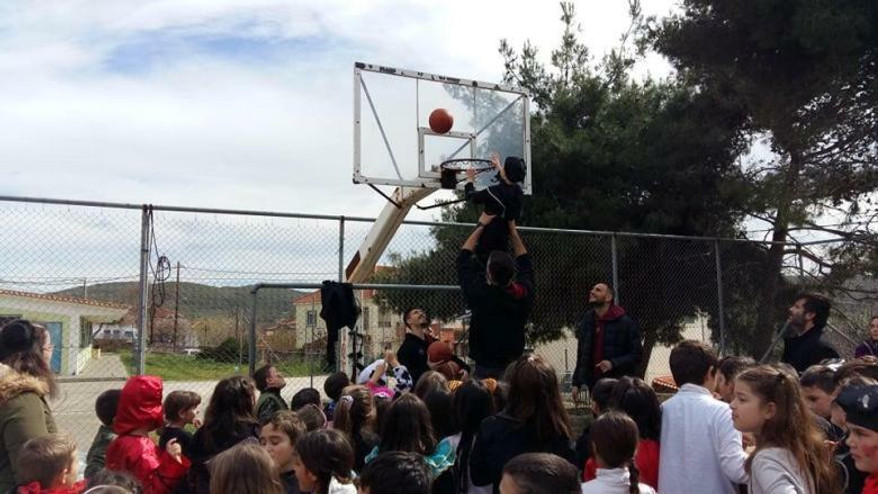 Ήφαιστος: Μοίρασαν χαρά, παιχνίδι και... προσκλήσεις, στο Δημοτικό Σχολείο Μούδρου (pics)