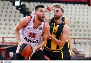 Με τρία τρίποντα στο τέλος, ο Ολυμπιακός 79-71 την ΑΕΚ (vids &amp; gallery)