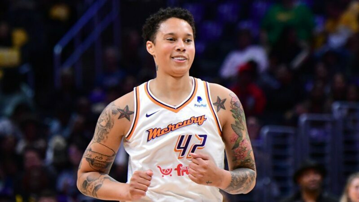 WNBA: H Γκράινερ πέτυχε 18 πόντους στον 1ο της αγώνα μετά από 579 ημέρες! (vids)